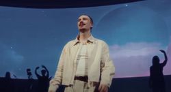 Pierre Garnier nous fait vivre l’effervescence de sa tournée avec le clip de «  Ce qui me va »