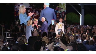 Joe Biden surprend Elton John en lui remettant la National Humanities Medal 